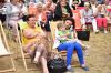 Widownia siedzi na leżakach